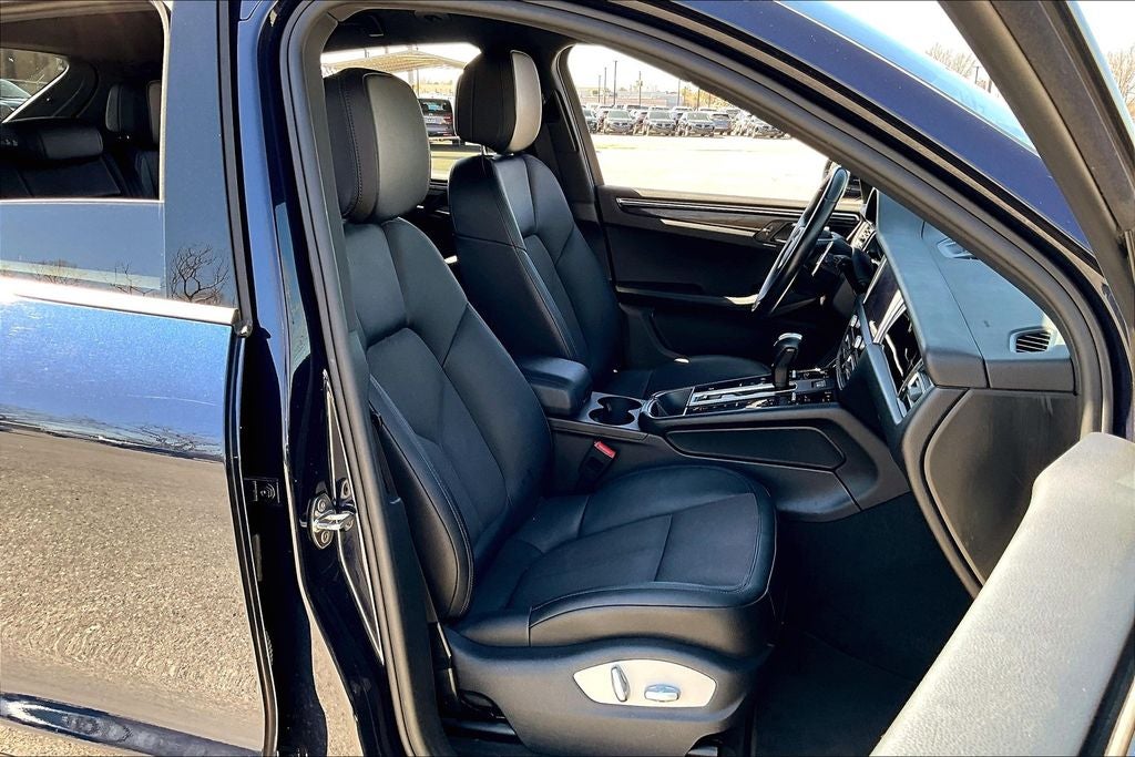 2022 Porsche Macan Base