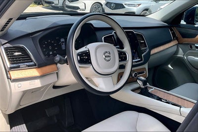 2022 Volvo XC90 T6 Momentum