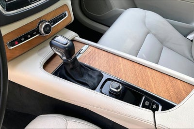 2022 Volvo XC90 T6 Momentum