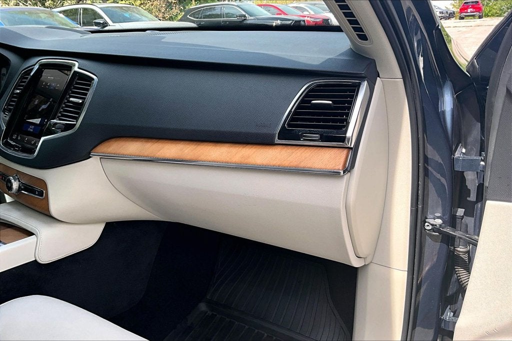 2022 Volvo XC90 T6 Momentum