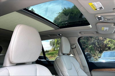 2022 Volvo XC90 T6 Momentum