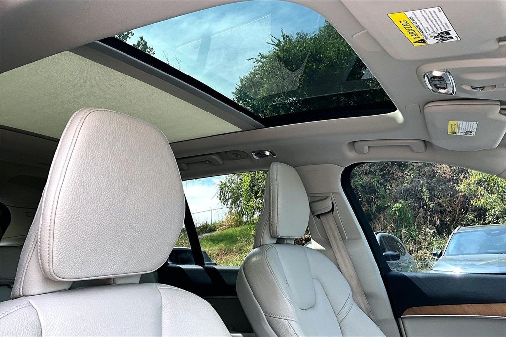 2022 Volvo XC90 T6 Momentum