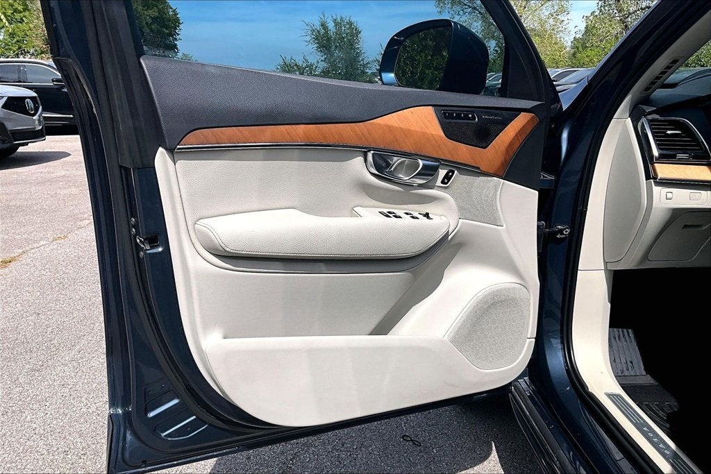 2022 Volvo XC90 T6 Momentum