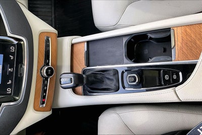 2022 Volvo XC90 T6 Momentum