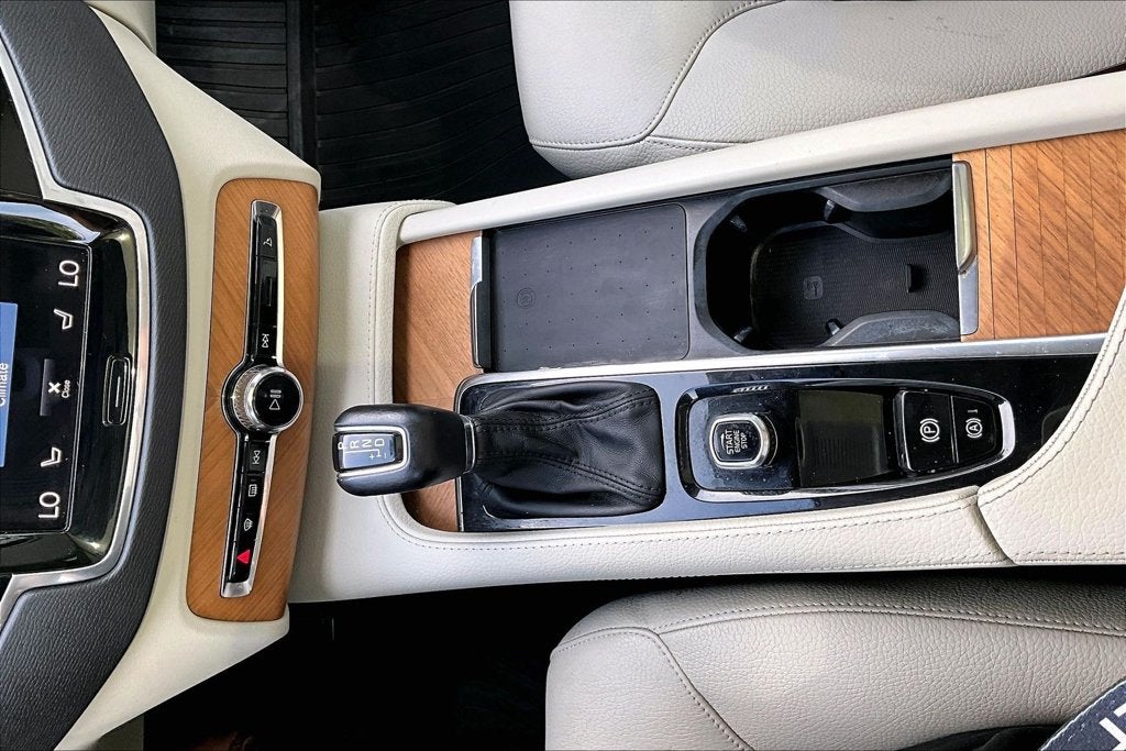 2022 Volvo XC90 T6 Momentum