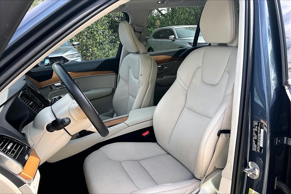 2022 Volvo XC90 T6 Momentum