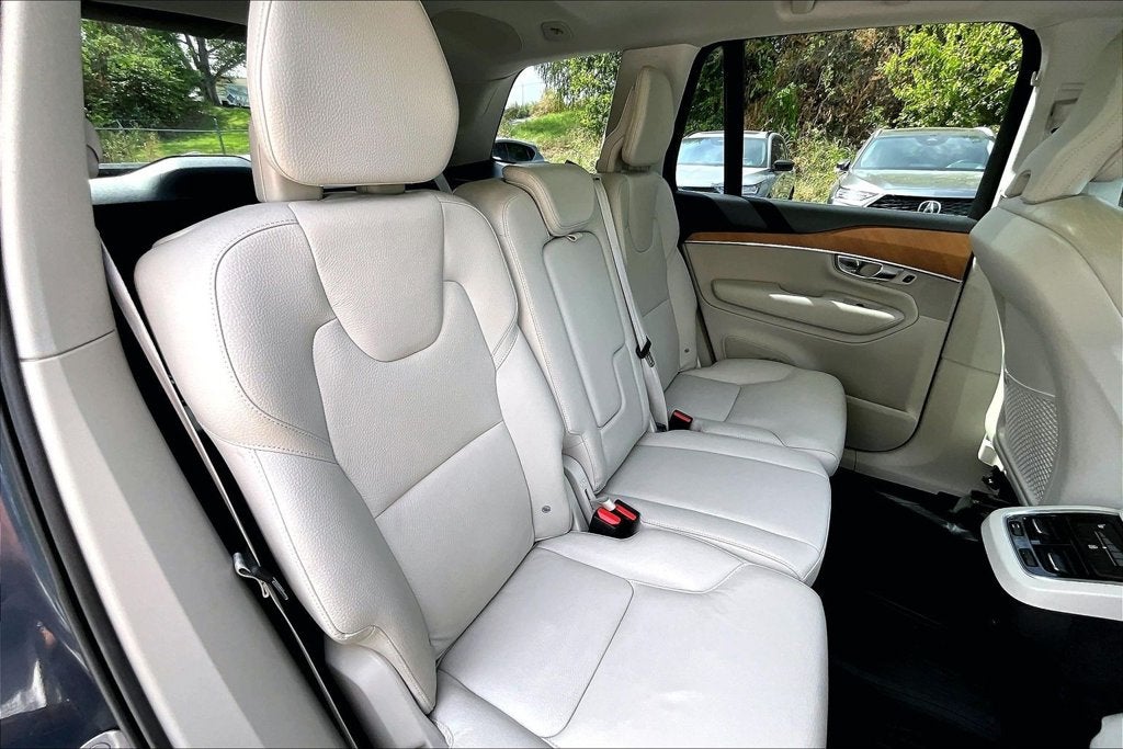 2022 Volvo XC90 T6 Momentum