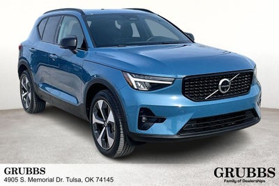 2025 Volvo XC40 B5 Plus Dark Theme