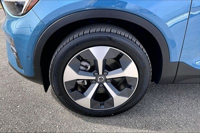 2025 Volvo XC40 B5 Plus Dark Theme