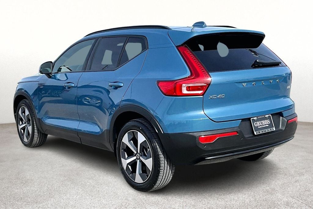 2025 Volvo XC40 B5 Plus Dark Theme