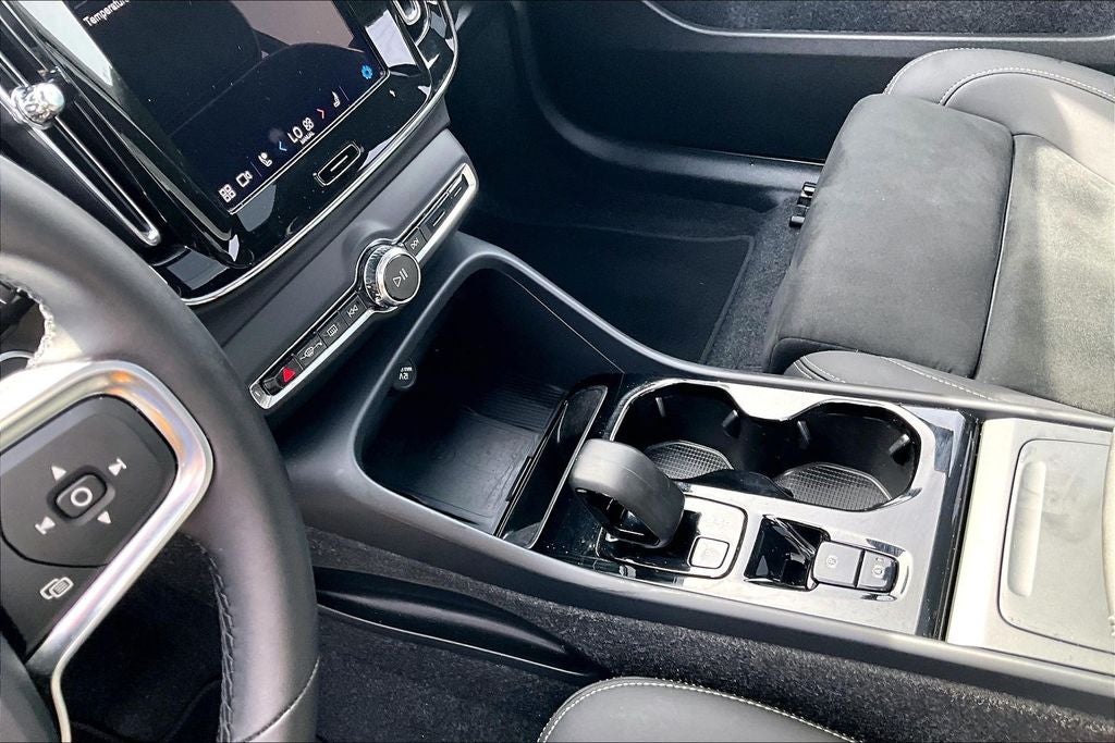 2025 Volvo XC40 B5 Plus Dark Theme