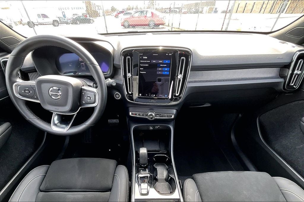 2025 Volvo XC40 B5 Plus Dark Theme
