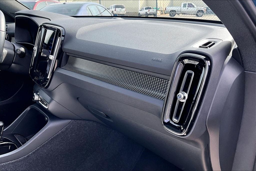 2025 Volvo XC40 B5 Plus Dark Theme