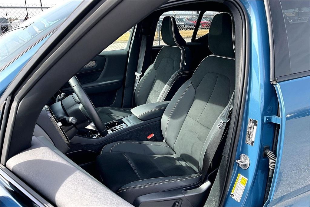 2025 Volvo XC40 B5 Plus Dark Theme