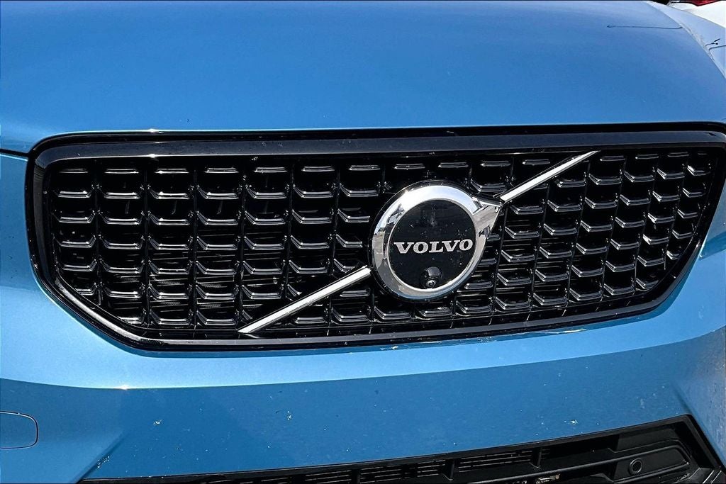 2025 Volvo XC40 B5 Plus Dark Theme