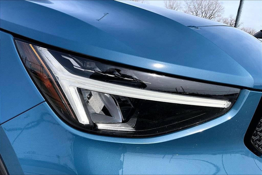 2025 Volvo XC40 B5 Plus Dark Theme