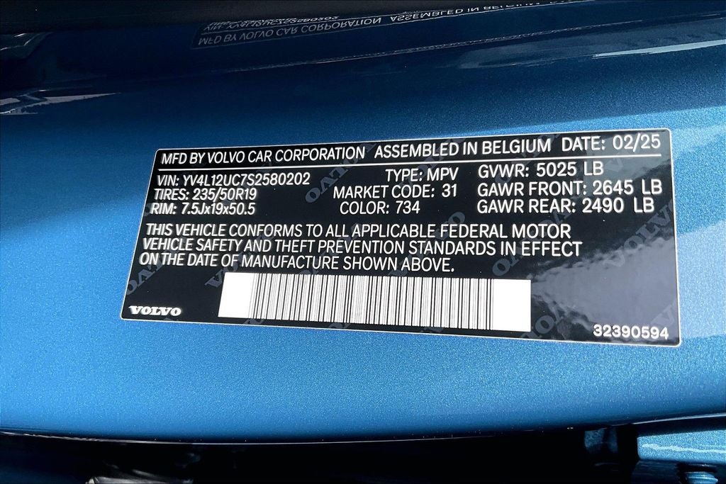 2025 Volvo XC40 B5 Plus Dark Theme