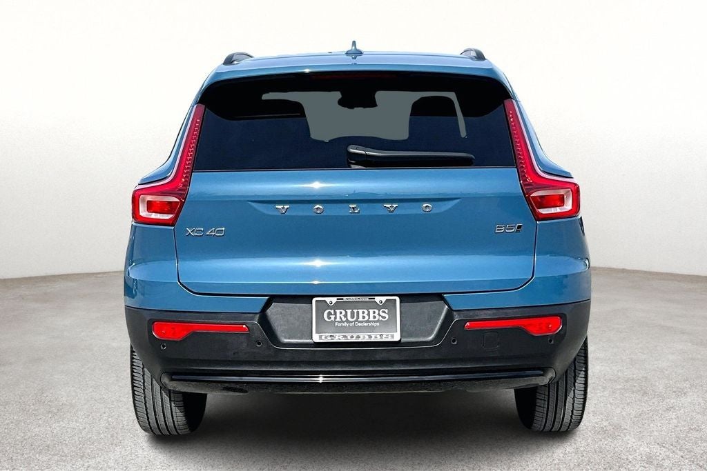 2025 Volvo XC40 B5 Plus Dark Theme