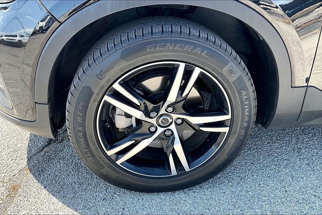 2025 Volvo XC40 B5 Core